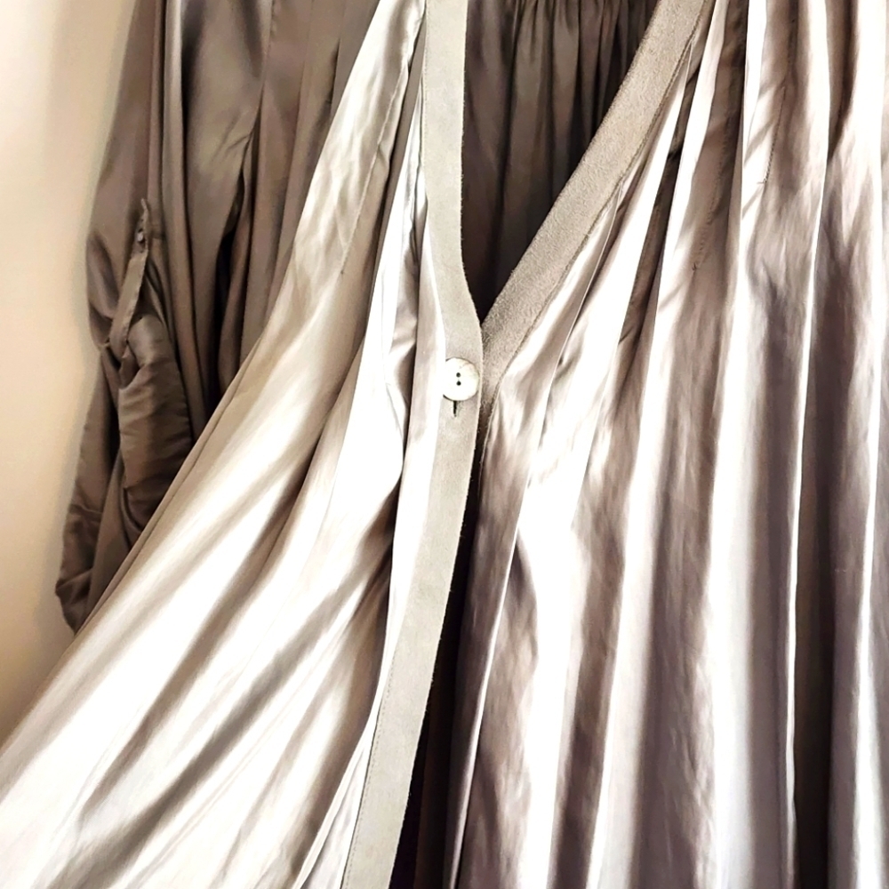 Elizabeth and James Pleated One Button Closure Top - Picture 3 of 6